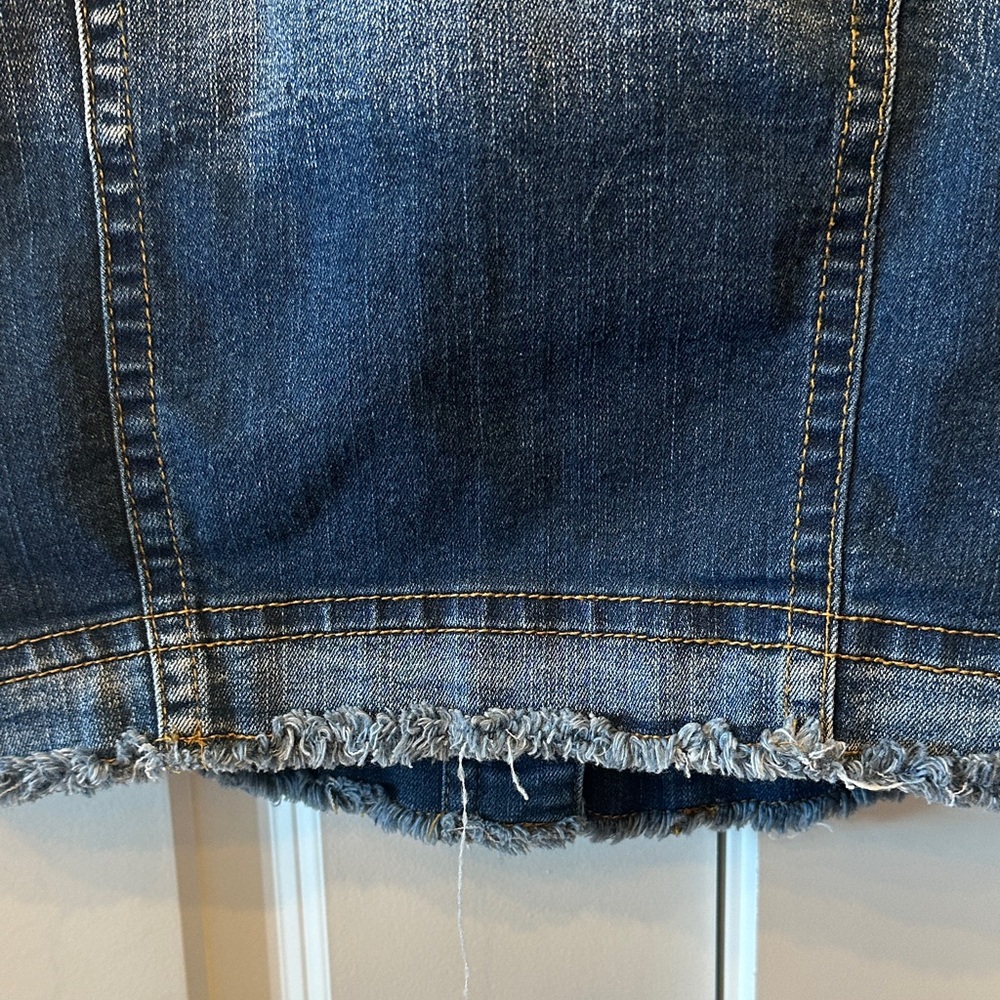 2/$20 Denim MUDD VEST Sleeveless DISTRESSED ROUGH EDGED HEM SZ MED - Picture 6 of 10